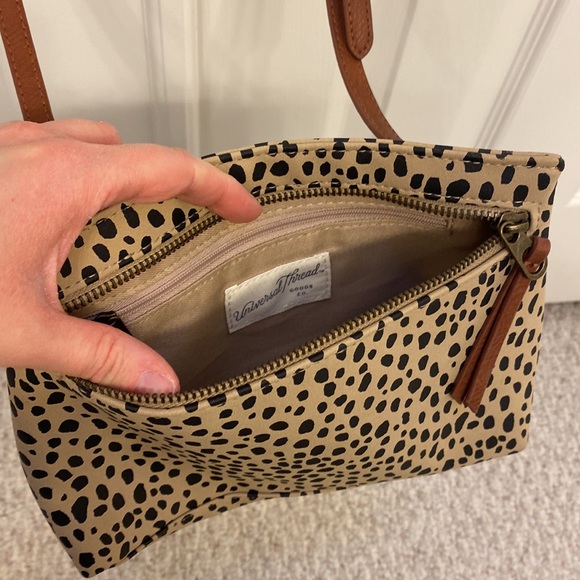 EUC Target Universal Thread cheetah print crossbody - Picture 3 of 4